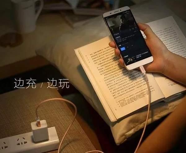 手機邊充電邊玩，消耗的電量來自電池還是充電器？