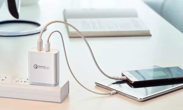 手機邊充電邊玩，消耗的電量來自電池還是充電器？