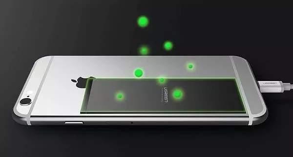 手機邊充電邊玩，消耗的電量來自電池還是充電器？