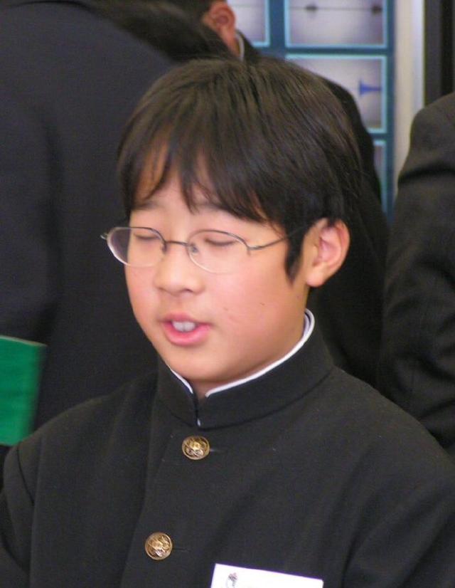 小時候夢想成為博士的他，長大後成了女裝達人 