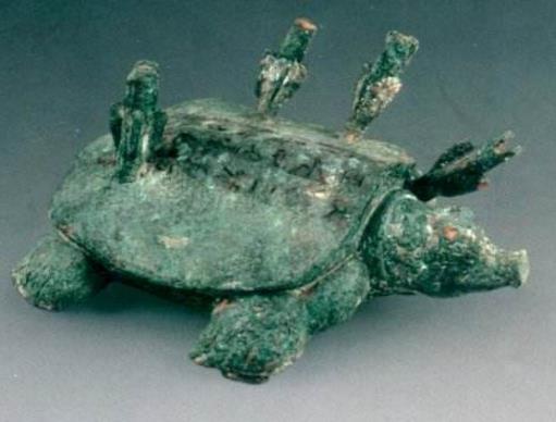 老農釣魚時釣出「一隻烏龜」，背部還插著幾根箭，專家鑒定：價值連城！  