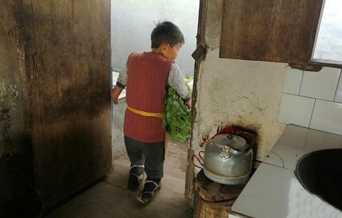 75歲無手無腳老人「跪著照料105歲老母親」感動網友「她是我媽，是她生我養我的」