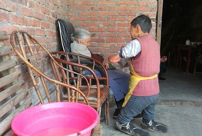 75歲無手無腳老人「跪著照料105歲老母親」感動網友「她是我媽，是她生我養我的」
