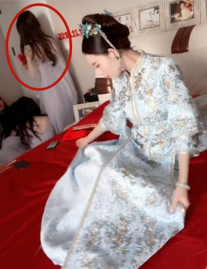新娘撩裙子不是重點，背後的伴娘既然背影贏天下，為何回頭？