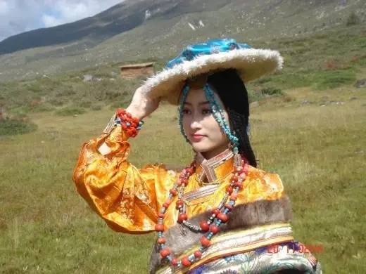 到西藏時，若看到藏族姑娘「蹲在地上羞澀微笑」，一定要馬上迴避！不然你就慘了！