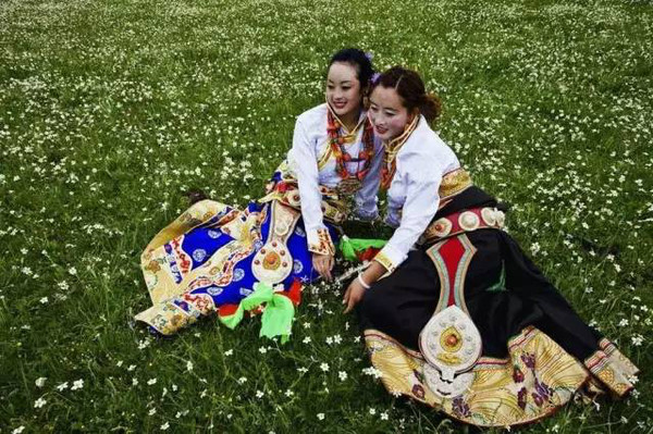 到西藏時，若看到藏族姑娘「蹲在地上羞澀微笑」，一定要馬上迴避！不然你就慘了！