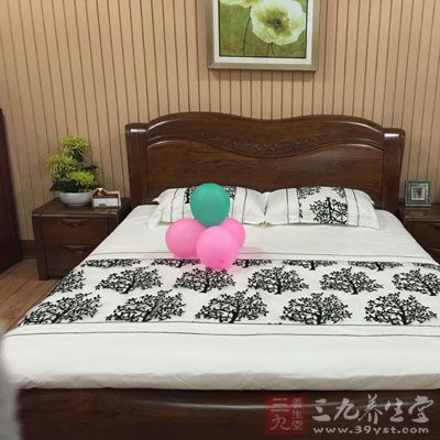 臥室掛一物，財神賴著不走，數錢到手抽筋！