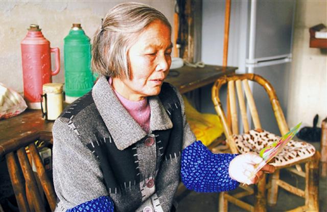 母親借錢幫兒子創業，兒子帶著錢消失7年，再次見面兒子不認識她