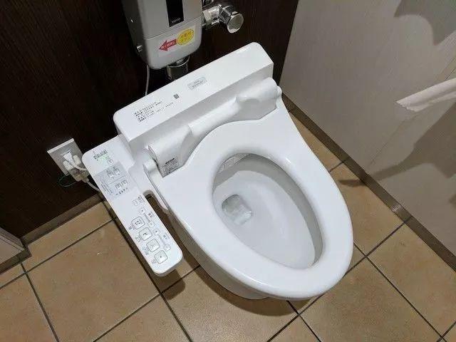 日本很多公廁寫著不要在廁所內吃飯，很多人看到後難以理解 