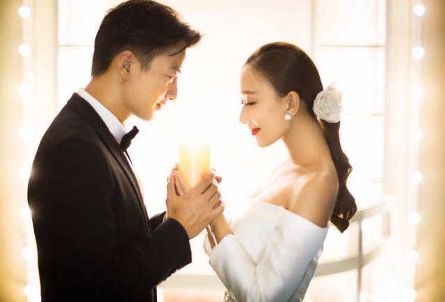 新婚夜和老公爭吵，我賭氣睡沙發，婆婆在一旁偷笑，推開門我愣了