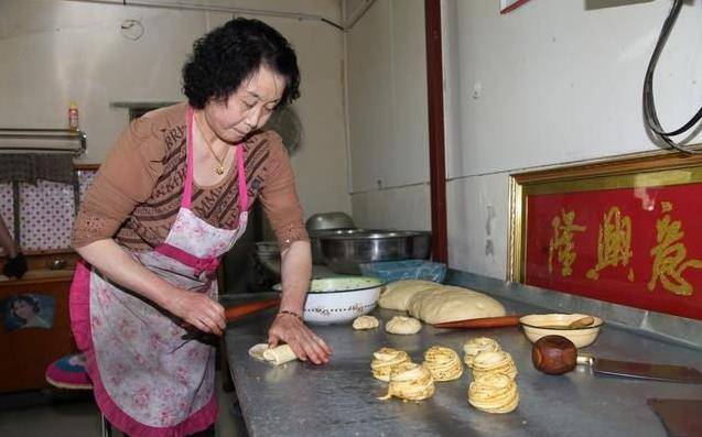 婆婆每天都讓我吃剩飯，突然提前下班，回到家發現廚房裡的婆婆，我不知所措