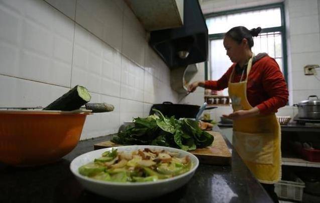 婆婆每天都讓我吃剩飯，突然提前下班，回到家發現廚房裡的婆婆，我不知所措