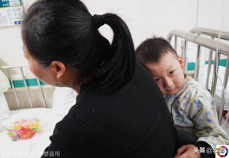 親媽拒絕給5歲兒子配型救命，孩子每天問奶奶：媽媽啥時來？