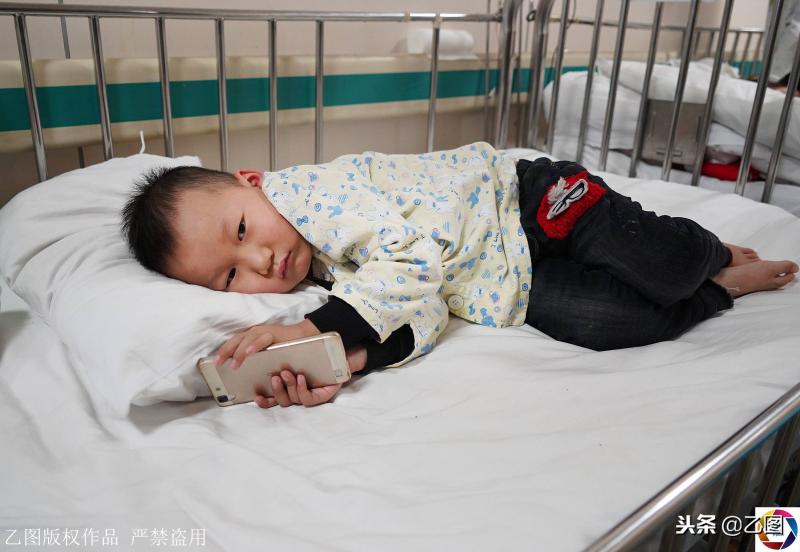 親媽拒絕給5歲兒子配型救命，孩子每天問奶奶：媽媽啥時來？