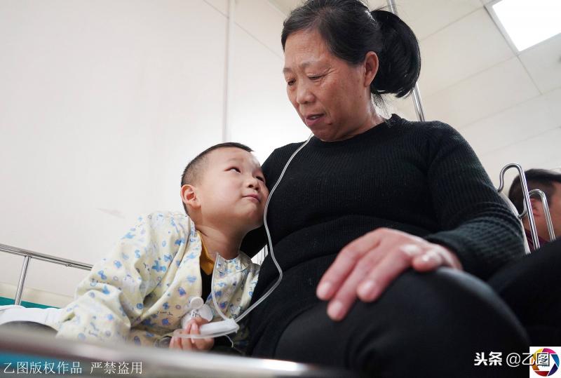 親媽拒絕給5歲兒子配型救命，孩子每天問奶奶：媽媽啥時來？