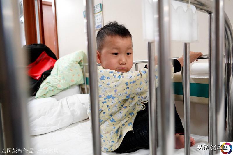 親媽拒絕給5歲兒子配型救命，孩子每天問奶奶：媽媽啥時來？