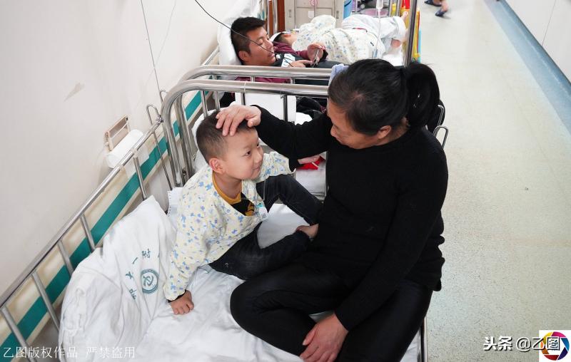 親媽拒絕給5歲兒子配型救命，孩子每天問奶奶：媽媽啥時來？
