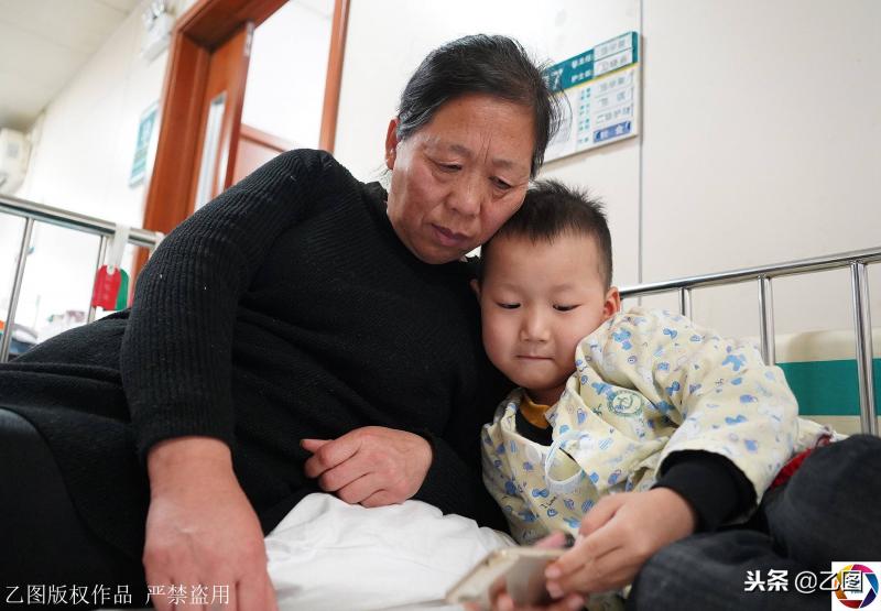親媽拒絕給5歲兒子配型救命，孩子每天問奶奶：媽媽啥時來？