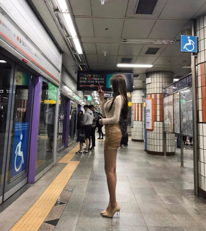 女神系店員「硬擠」上地鐵，車廂乘客想靠近卻不敢，只好上網求大神給傳送門！ 