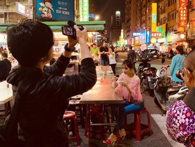 六合夜市！混血女星逛街穿透明薄紗，網看傻。 