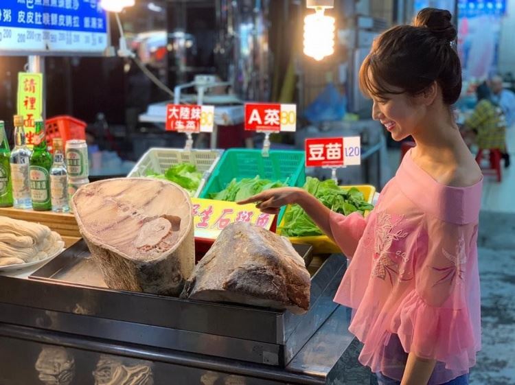 六合夜市！混血女星逛街穿透明薄紗，網看傻。 