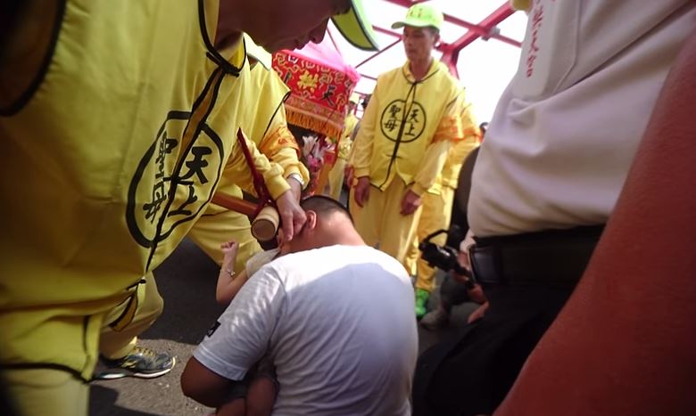 慈父緊抱1歲兒「跪迎鑾轎」媽祖再度顯靈了！神轎突然劇烈搖晃「接下來6分鐘」讓大家忍不住感動哭了...！