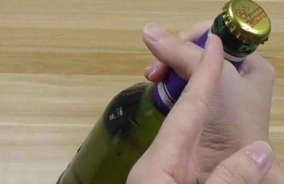  喝了18年啤酒才知道，瓶蓋上有個小技巧用手就能擰開，趕快試試！