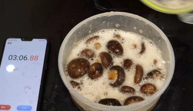 泡發香菇，10個人9人都錯了，飯店廚師長用這方法，三分鐘全泡開 