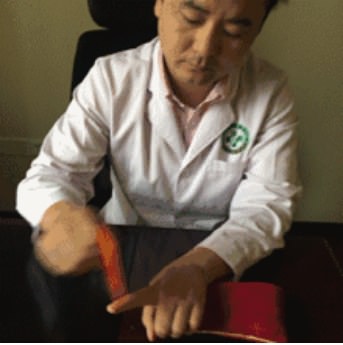 一次打通「6條經絡」！老中醫神技「刮手指」保健法，肩痛、咳嗽、胸悶自動消失