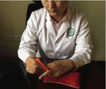 一次打通「6條經絡」！老中醫神技「刮手指」保健法，肩痛、咳嗽、胸悶自動消失