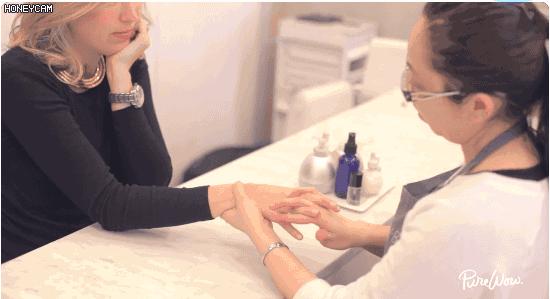每天花5分鐘像「這樣子」按摩手掌，省了很多買藥錢！趕快學起來吧~~