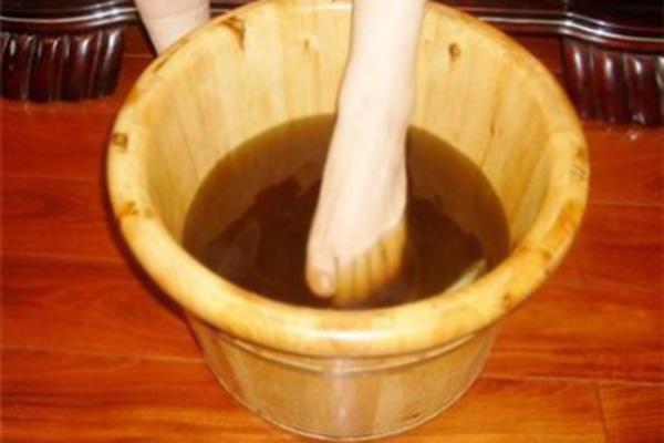熱水泡腳有益健康？這6類人可能會泡出「麻煩」，希望沒有你
