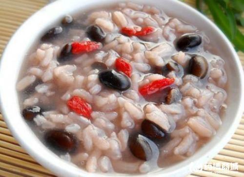 黑豆富含花青素，高蛋白低熱量，與它一起煮粥，勝過多種補藥