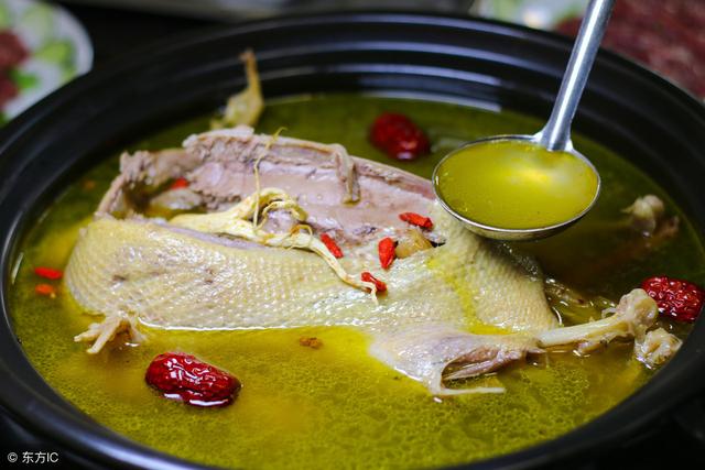 晨起出現4種現象，可能血液粘稠了，不想血管「堵」要少碰4種食物