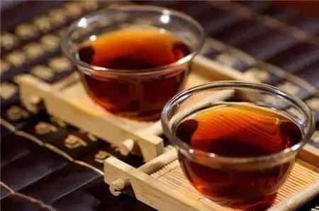 一定不要這樣喝水，會「毀掉」自己的腎，出現這種症狀表示腎臟受損