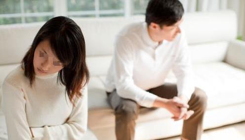 小叔因錢鬧離婚，婆婆讓我給五萬，我笑著送過去，小叔悲劇了