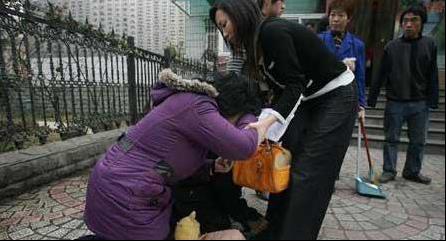 小叔因錢鬧離婚，婆婆讓我給五萬，我笑著送過去，小叔悲劇了