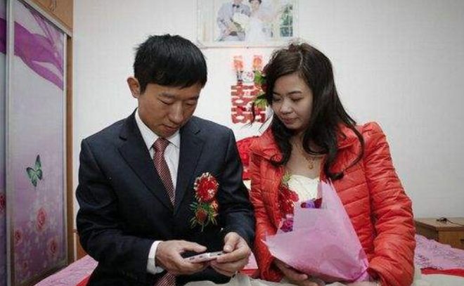 新婚夜妻子不願同房，老公強忍痛苦問原因，妻子指了指牆上
