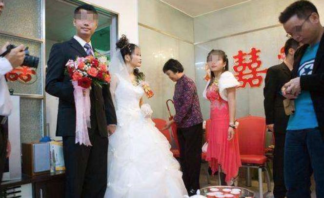 新婚夜妻子不願同房，老公強忍痛苦問原因，妻子指了指牆上