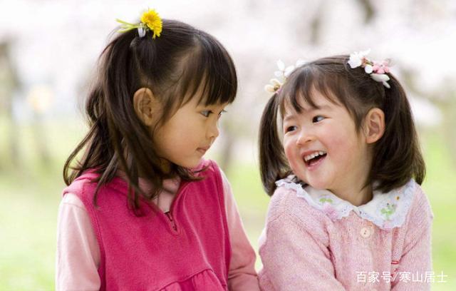 3歲女兒走失半月未歸，6歲男孩說了句悄悄話，媽媽帶著婆婆去報警