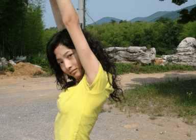婚禮上岳丈當眾侮辱我瘸腿的爸，老婆幾句話，爸流淚掏出了一個包
