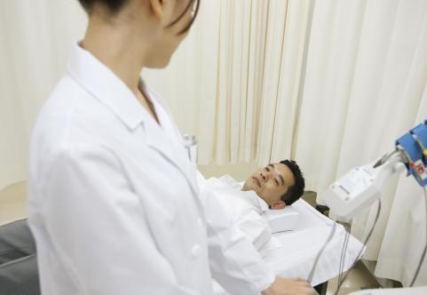 老公自己保管工資卡，他住院時我拿卡去交費，看到餘額我讓他出院