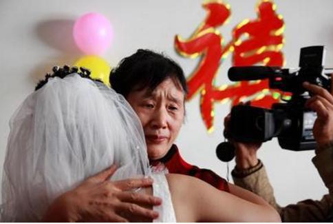 我出嫁媽大放鞭炮慶祝把我掃地出門，她臨終留給我的箱子讓我慟哭