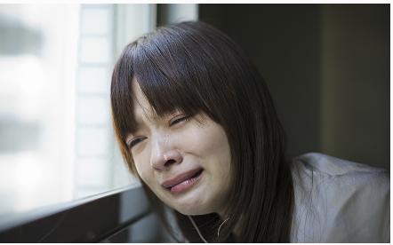 我出嫁媽大放鞭炮慶祝把我掃地出門，她臨終留給我的箱子讓我慟哭