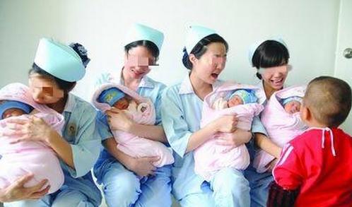 25歲產婦剖腹產子，孩子一出生30幾個父親爭相搶抱孩子，事實淚目
