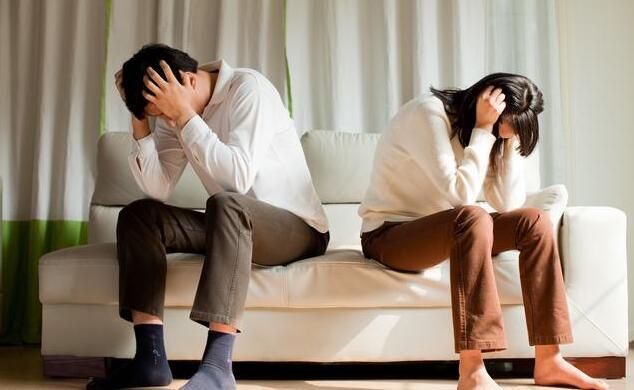 弟弟結婚要買車，俺偷偷給他轉帳10萬，輸入銀行卡密碼時俺傻住