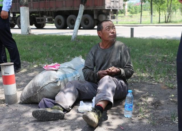 38歲流浪漢娶二婚老婆，女兒要15萬修房，我不給老婆就要離婚