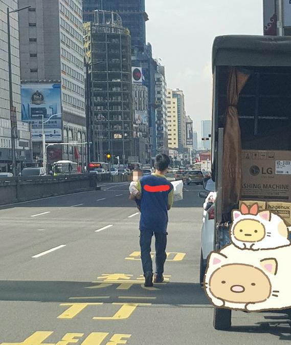 為了養活全家！他在豔陽下「單手抱孩子邊送貨」　偉大父愛惹哭網友：艱苦人的心酸誰懂 