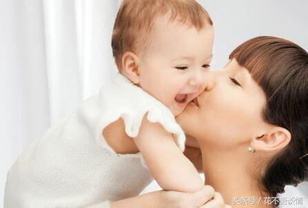 弟弟結婚，我帶女兒去送五千紅包，打開他送的燒餅，我淚如雨下