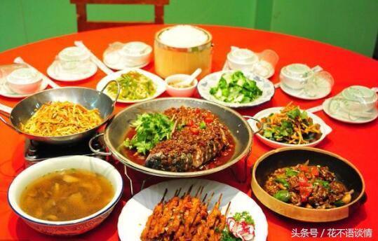 弟弟結婚，我帶女兒去送五千紅包，打開他送的燒餅，我淚如雨下